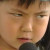 睨む幼稚園児